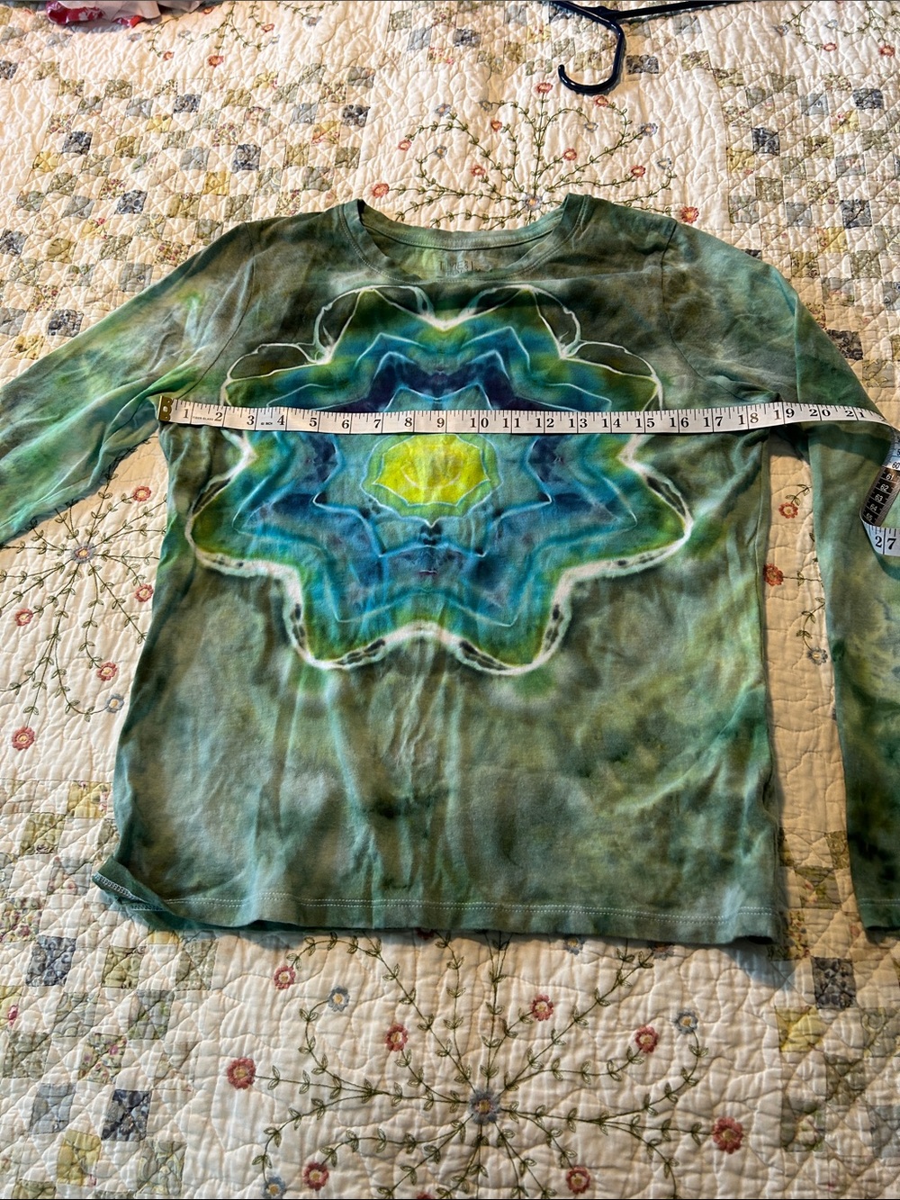 Med cotton tie dye long sleeve in greens and blues